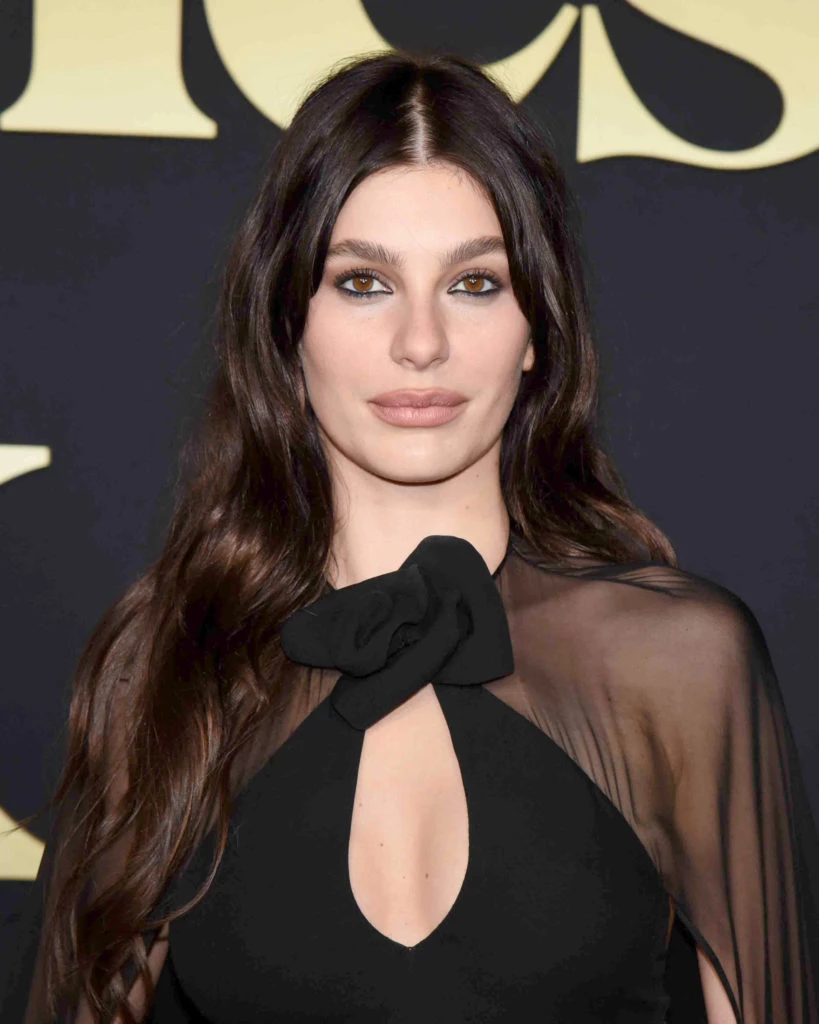 Camila Morrone en el estreno de la mini serie "Daisy Jones & The Six" con un look total black de Valentino. Foto: Fotonoticias.