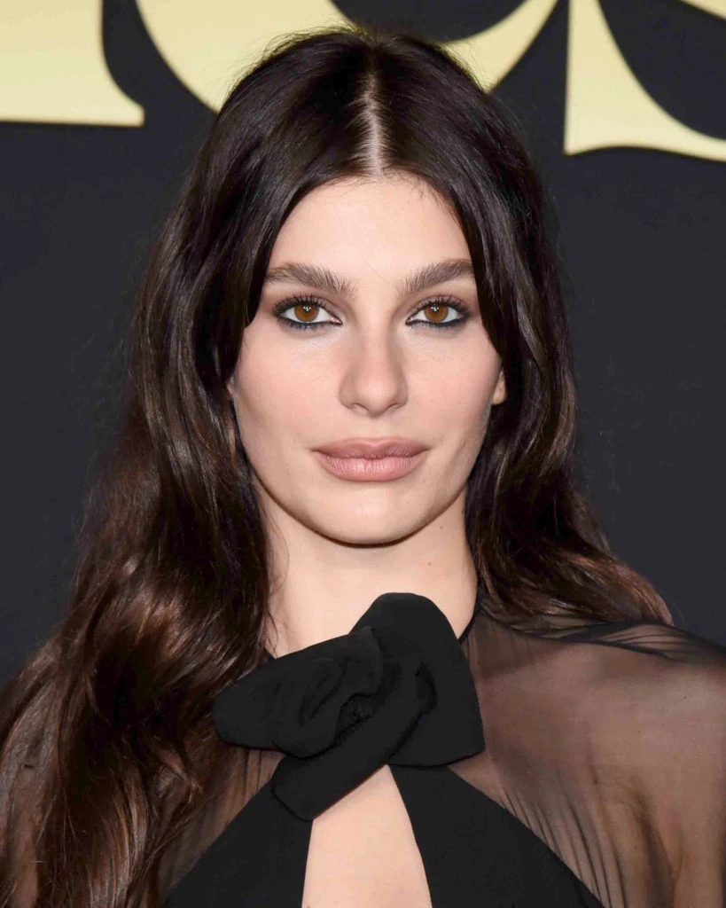Camila Morrone en el estreno de la mini serie "Daisy Jones & The Six" con un look total black de Valentino. Foto: Fotonoticias.