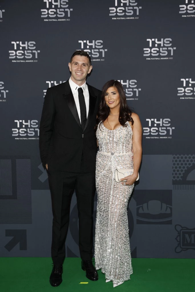 Emiliano Dibu Martinez y Amanda Mandinah en The Best
