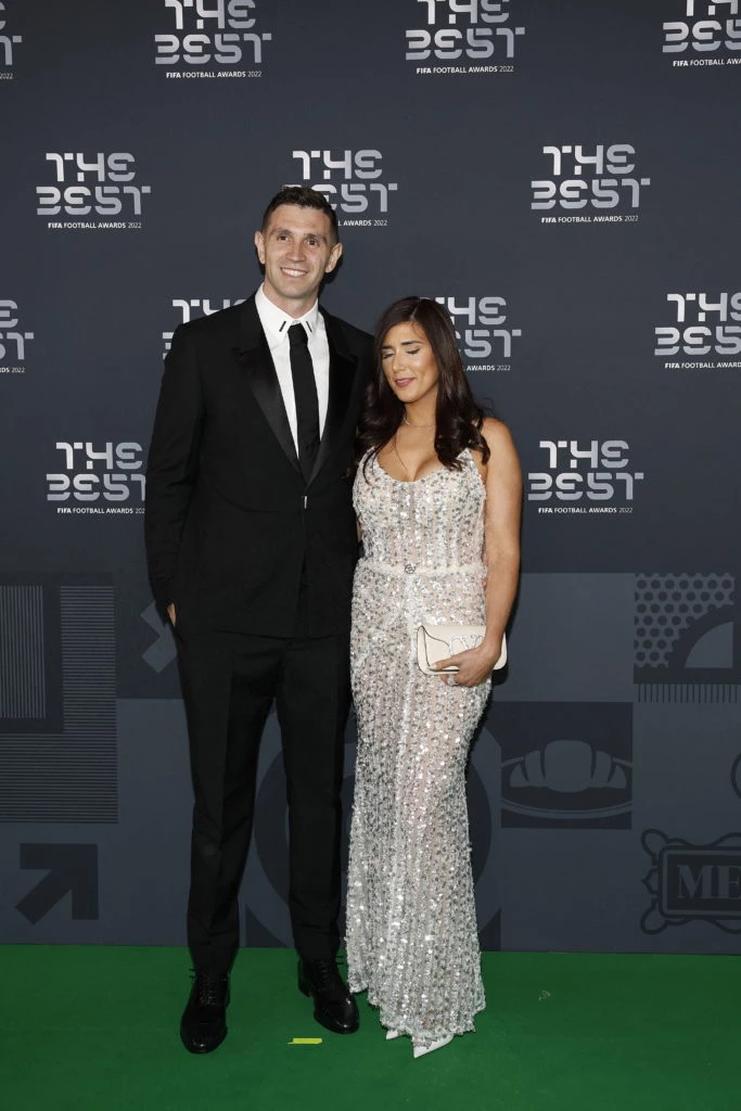 Emiliano Dibu Martinez y Amanda Mandinah en The Best