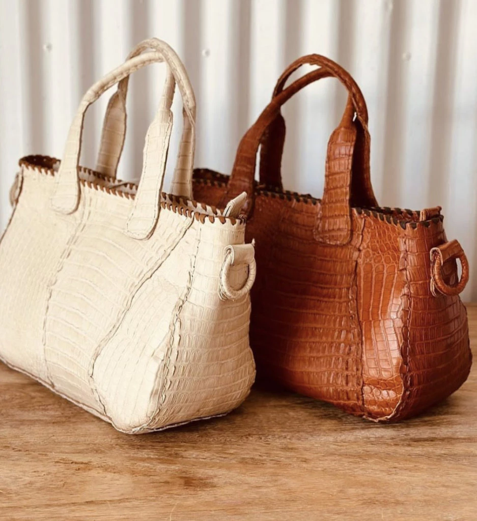 Hay dos opciones de colores y está hecho en cuero de cocodrilo. Foto: Instagram.