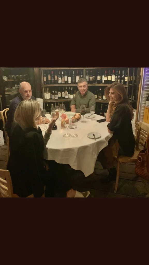 Juliana Awada salió a cenar con un bolso muy trendy. Foto: Instagram.