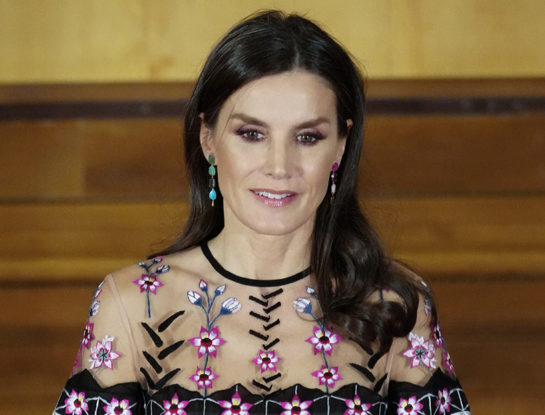 El look romántico de Letizia Ortiz, que volvió a usar un glamoroso diseño con transparencias y bordados