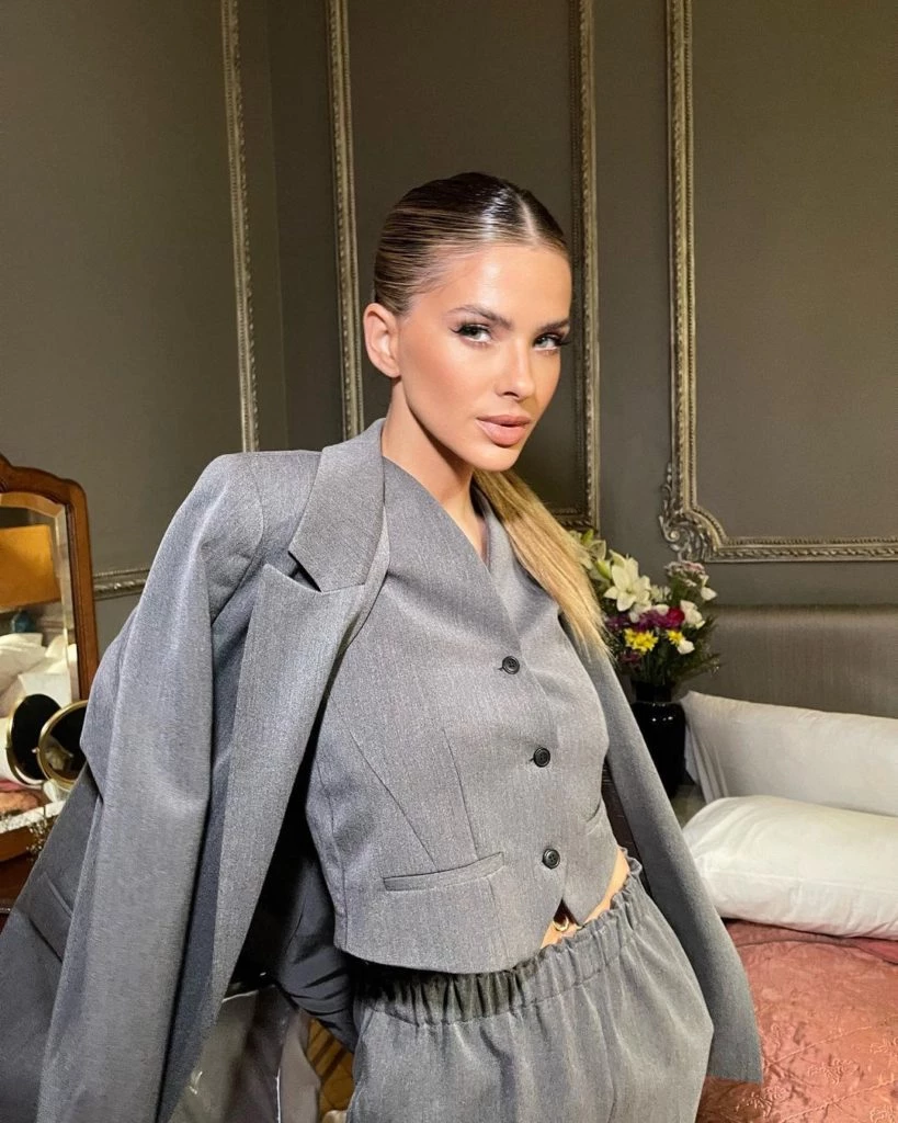 La China Suárez marca tendencia con su look sastrero