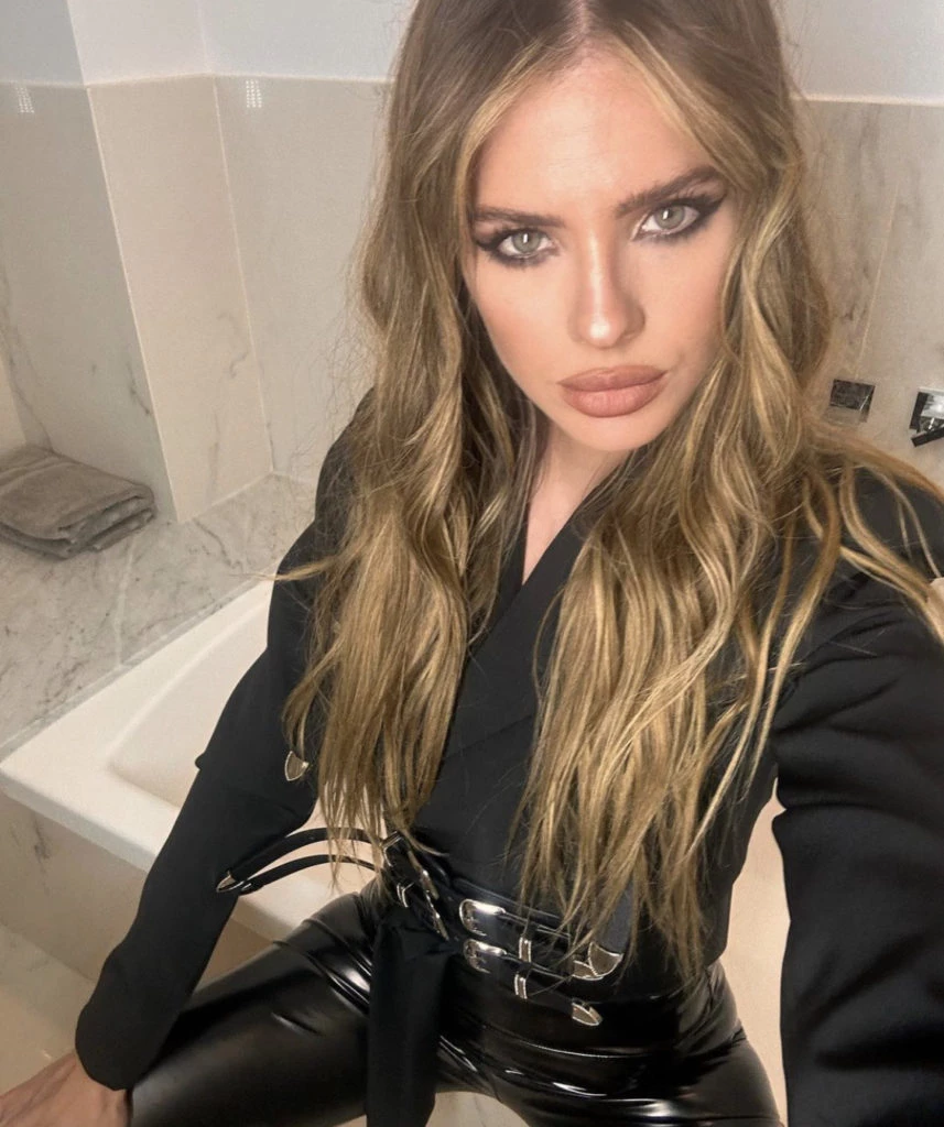 La China y su look total black. Foto: Instagram.