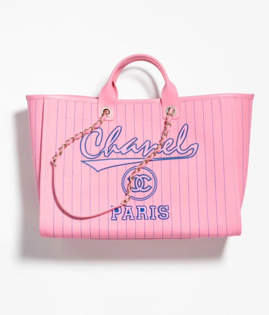 La empresaria lució un maxi bolso de Chanel. Foto: web.