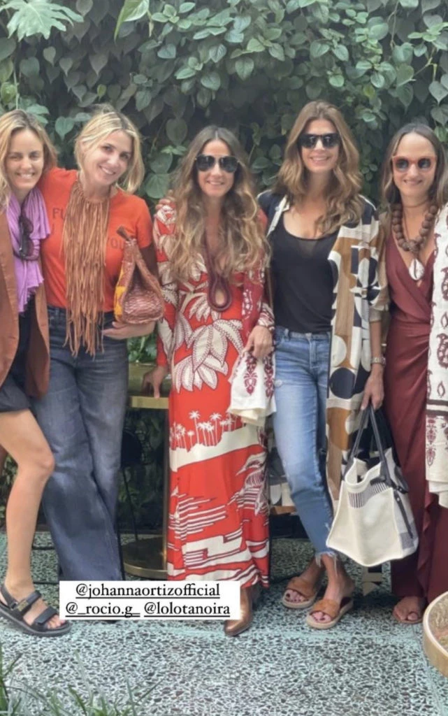 Juliana junto a Johanna Ortiz y amigas. Foto: Instagram.