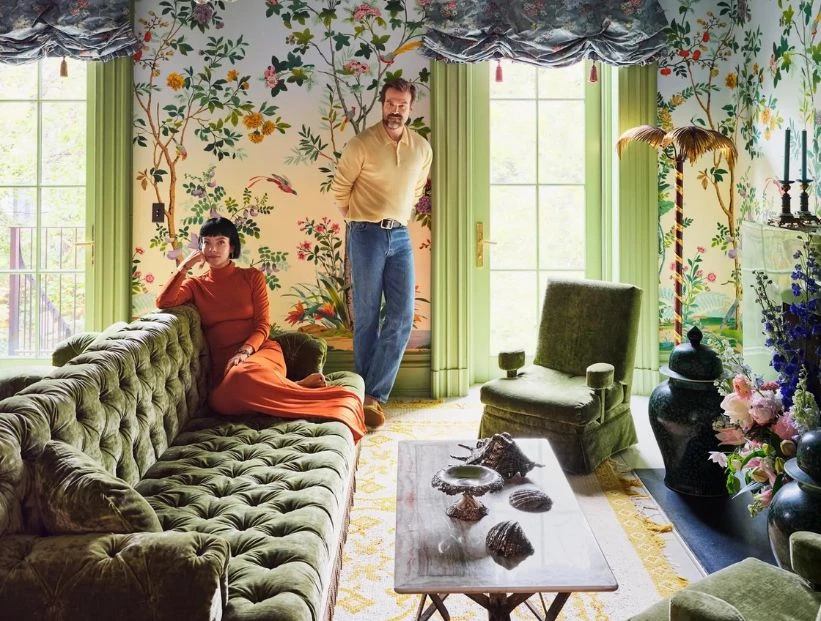 Detalle sorpresa: Lily Allen y David Harbour le rinden homenaje a Maradona en un rincón de su casa de Brooklyn