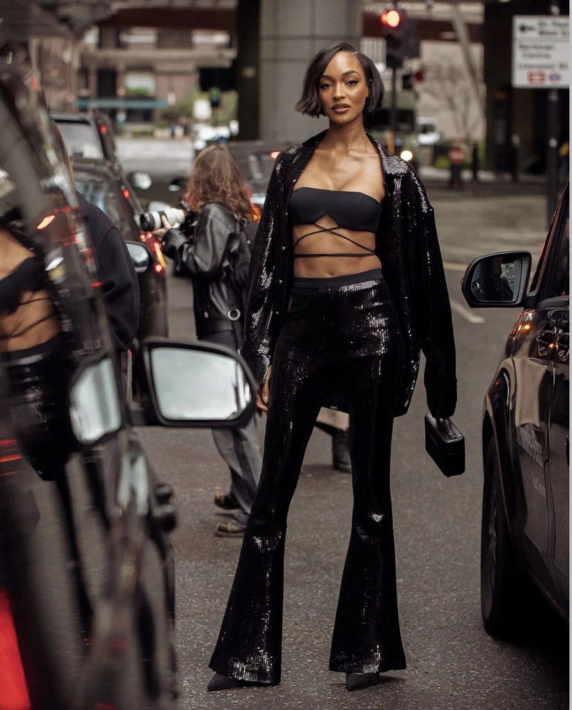 Jourdan Dunn con un look total black