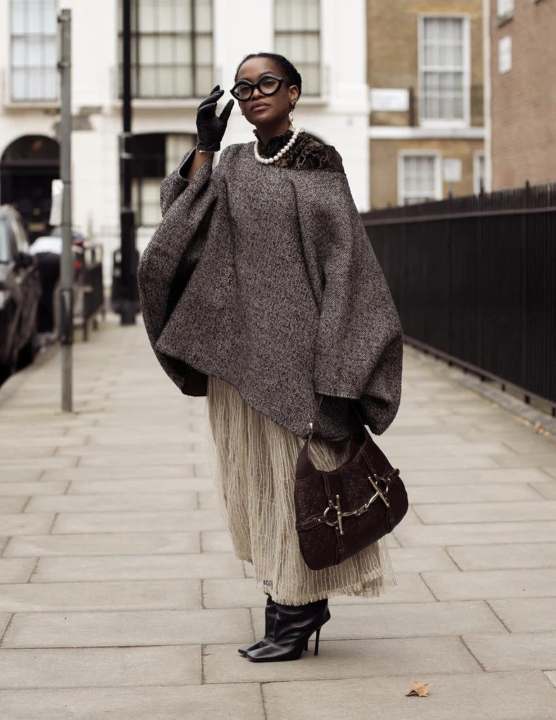 Los abrigos oversize conquistaron las calles de Londres. Foto: @streetstylespy.dk.