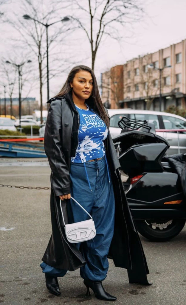 Los tapados de cuero maxi, una prenda que vuelve. Foto: Pinterest.