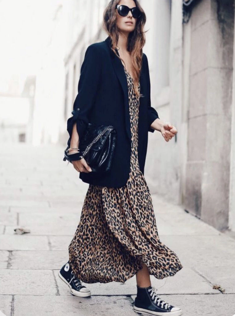 Los vestidos con zapatillas son perfectos para los días más calurosos del año. Foto: Pinterest.