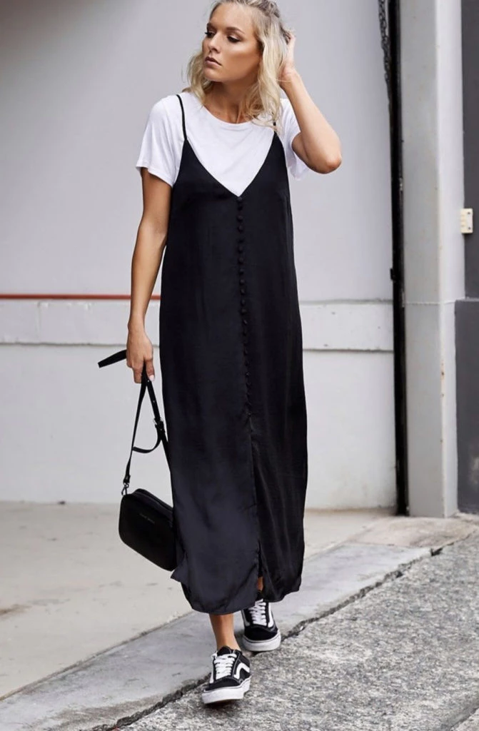 Los vestidos con zapatillas son perfectos para los días más calurosos del año. Foto: Pinterest.