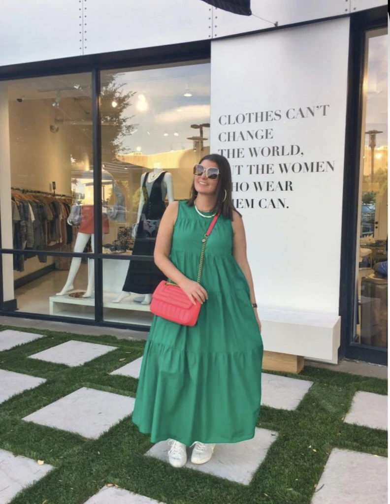 Los vestidos con zapatillas son perfectos para los días más calurosos del año. Foto: Pinterest.