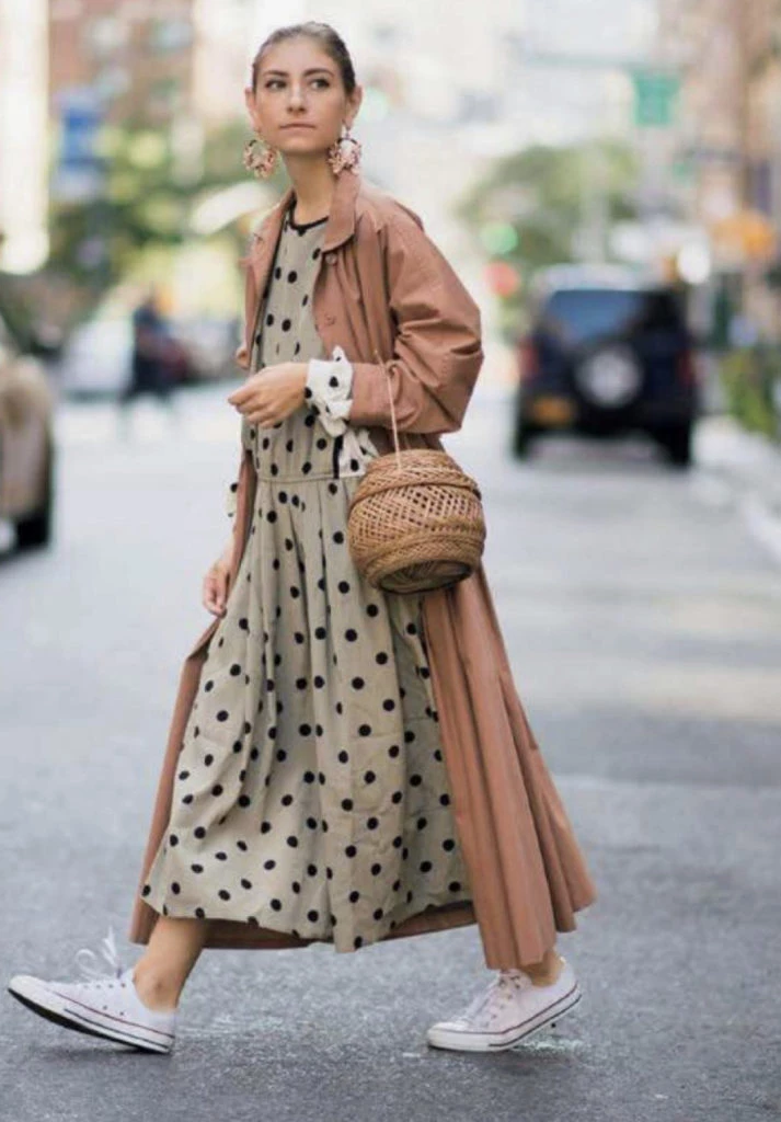 Los vestidos con zapatillas son perfectos para los días más calurosos del año. Foto: Pinterest.