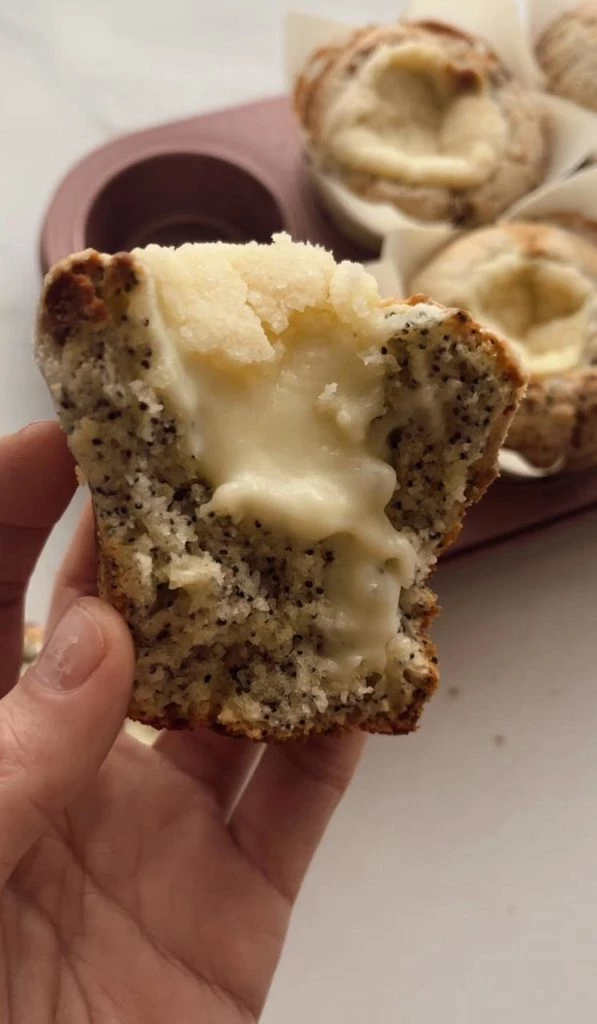 Muffins de limón rellenos de crema pastelera