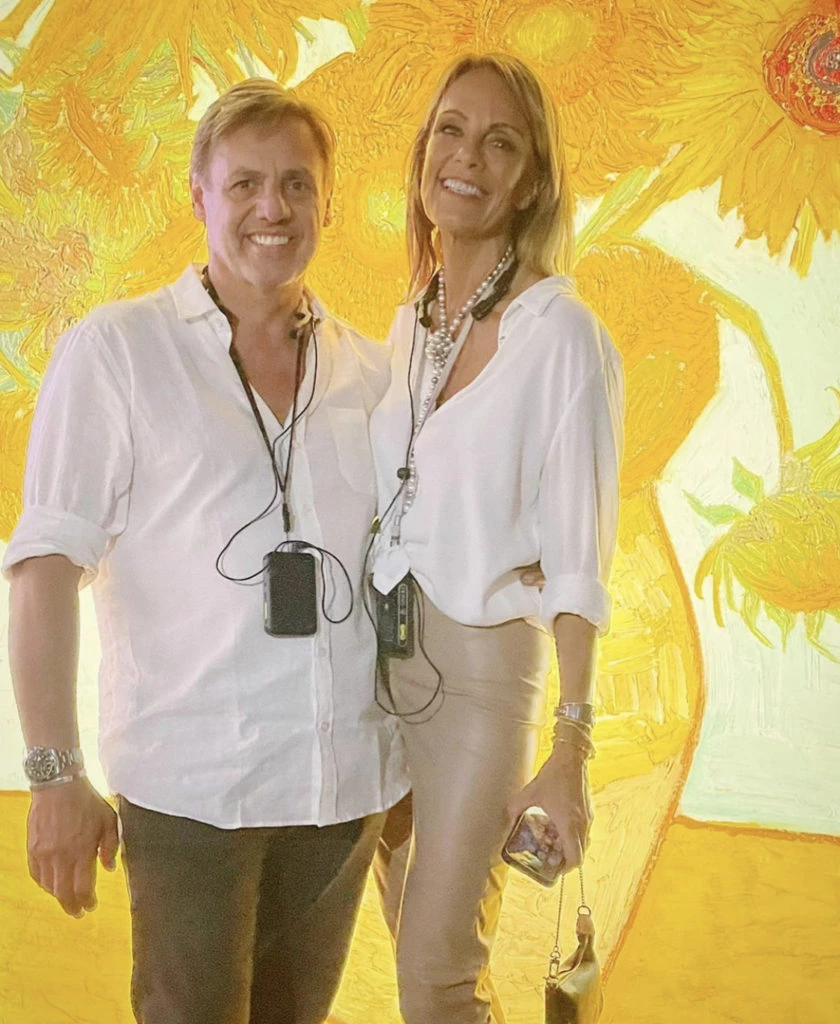 Nequi Galotti y su pareja en una muestra interactiva de arte. Foto: Instagram.