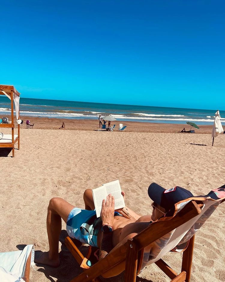 Nico Vázquez de vacaciones en la playa con Gime Accardi
