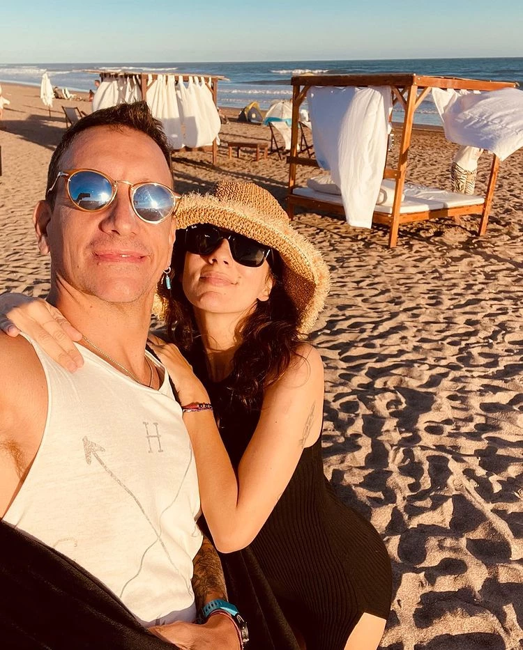 Nico Vázquez y Gime Accardi en la playa