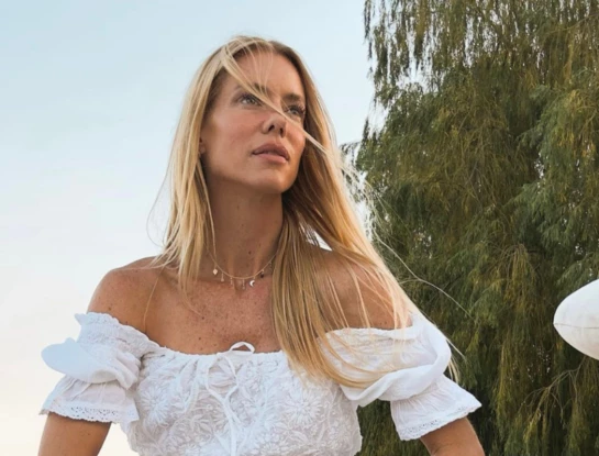 Nicole Neumann mostró un look romántico ideal para una boda en la playa