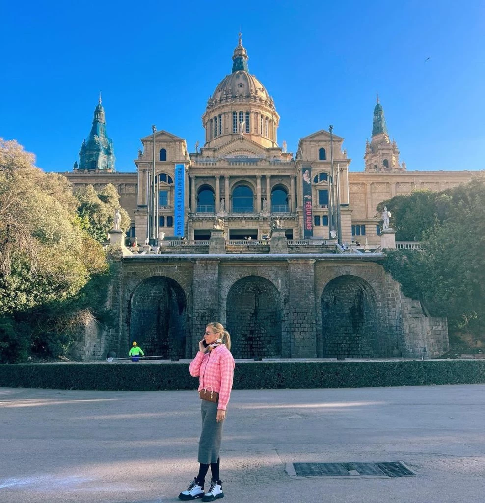 Nicole Neumann luce la falda midi en España