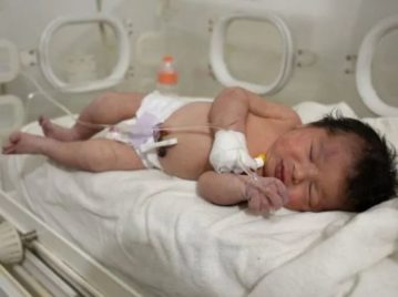 El conmovedor rescate de una beba recién nacida