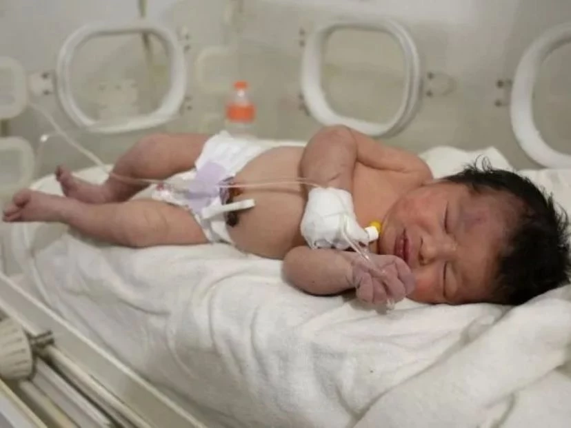 El conmovedor rescate de una beba recién nacida