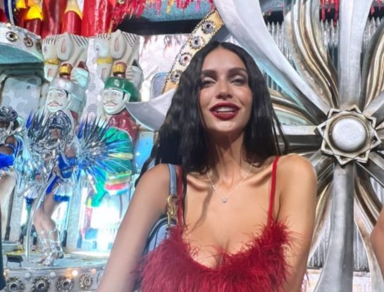 El look noventoso de Zaira Nara en Río de Janeiro