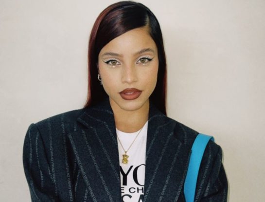 Emilia Mernes causó alto impacto con su look en Viña del Mar: llevó blazer, remera y cartera Versace