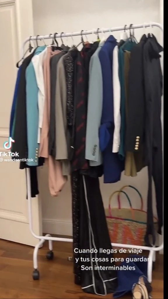 Percheros repletos de ropa. Foto: TikTok.