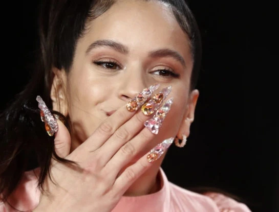 Por qué Rosalía abandona el nail art, que se convirtió en su marca registrada