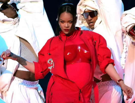 A quién le rindió homenaje Rihanna con su outfit del show del Super Bowl
