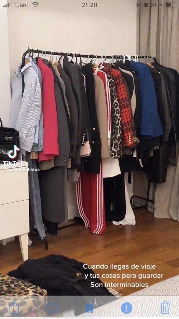 Ropa y más ropa de Wanda en su cuarto. Foto: TikTok.