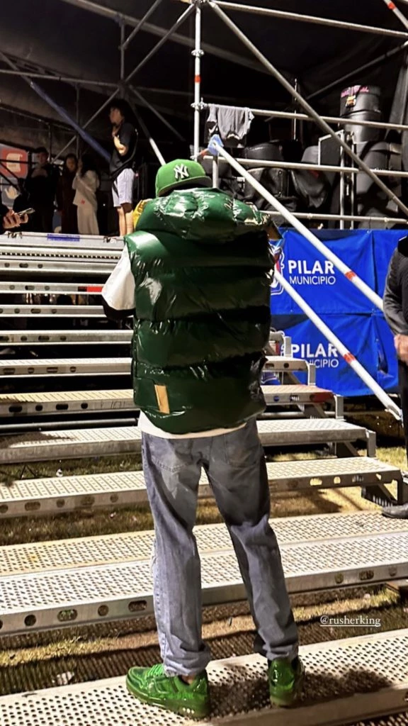 Rusherking llevó el mismo chaleco y zapatillas que usó la China hace un tiempo. Foto: Instagram.