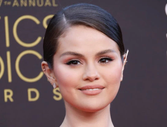 Selena Gomez mostró orgullosa su cara al natural y sin maquillaje