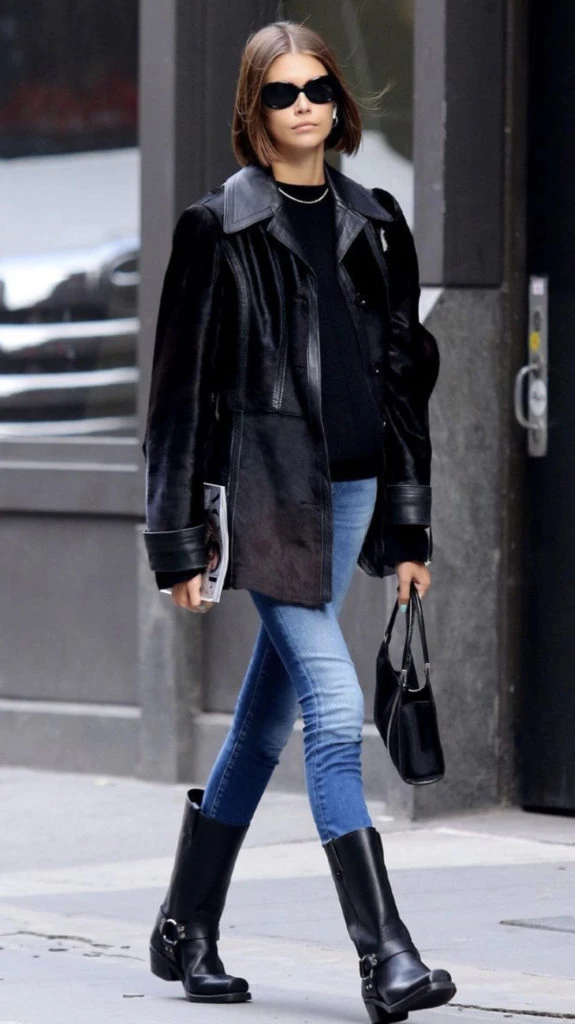 Kaia Gerber elige chupines y los lleva con botas biker. Foto: Pinterest.