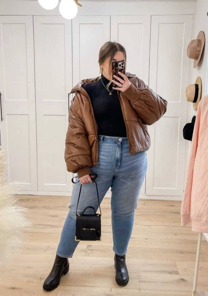 Con puffer y botas chelsea. Foto: Pinterest.