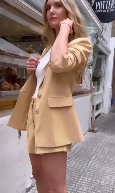 Sofía Zámolo con look sastrero en tono nude