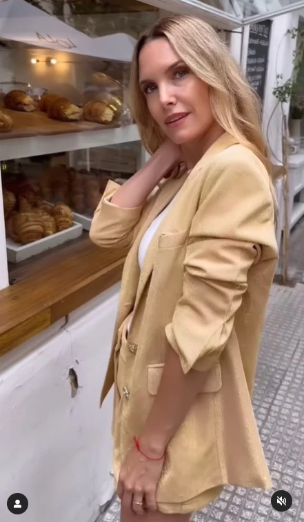 Sofía Zámolo con look sastrero