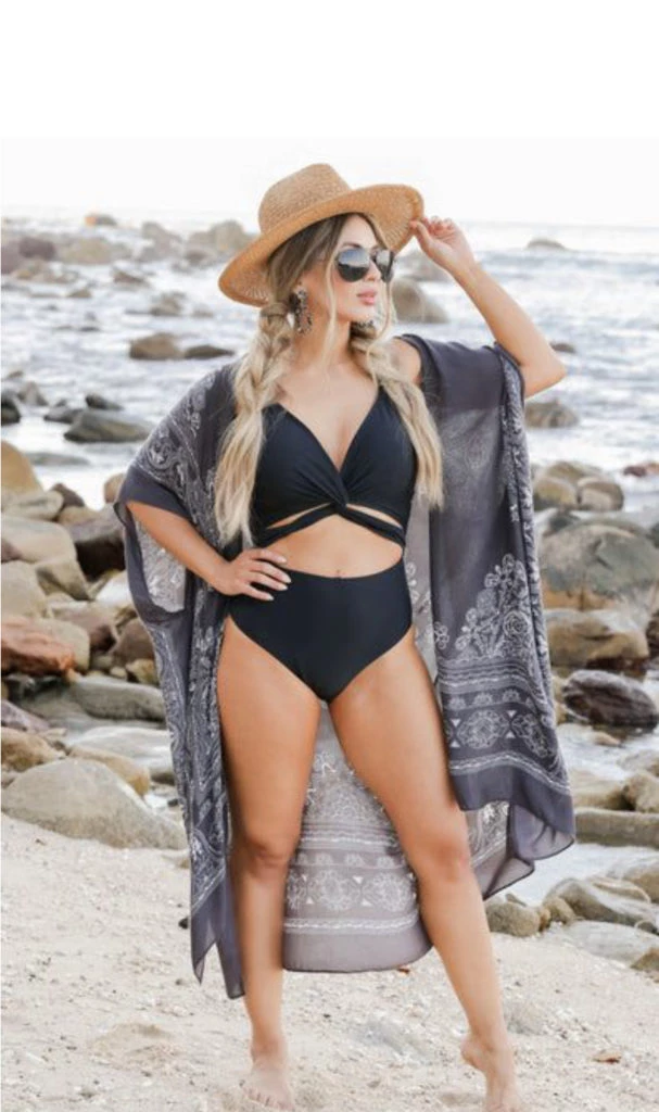 Traje de baño negro con detalle cut out. Foto: Pinterest.