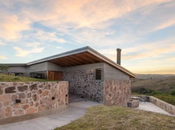Una casa de vacaciones en Córdoba construida con materiales nobles y de poco mantenimiento