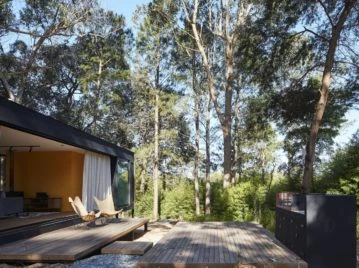 Una moderna casa prefabricada en un bosque de Punta del Este