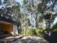 Una moderna casa prefabricada en un bosque de Punta del Este