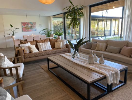 Video deco: interiores de una casa con vista al exterior