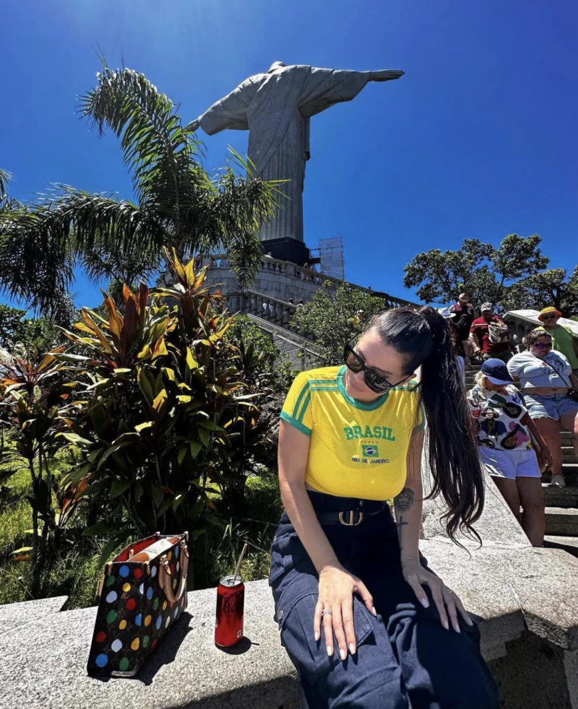 Wanda Nara en el Cristo Redentor con un look muy fashion. Foto: Instagram.