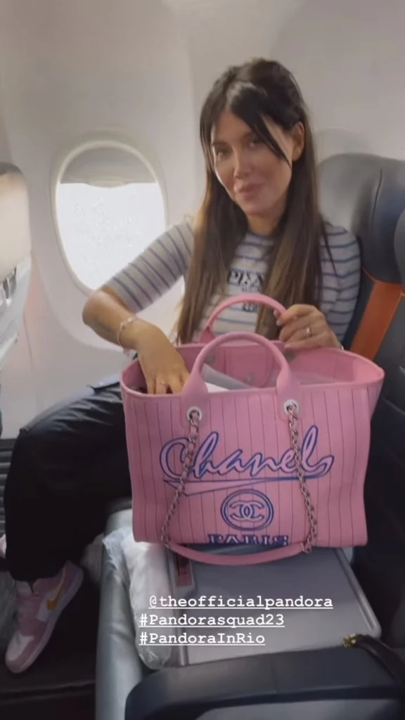 Wanda Nara y su cartera Barbiecore. Foto: Instagram.