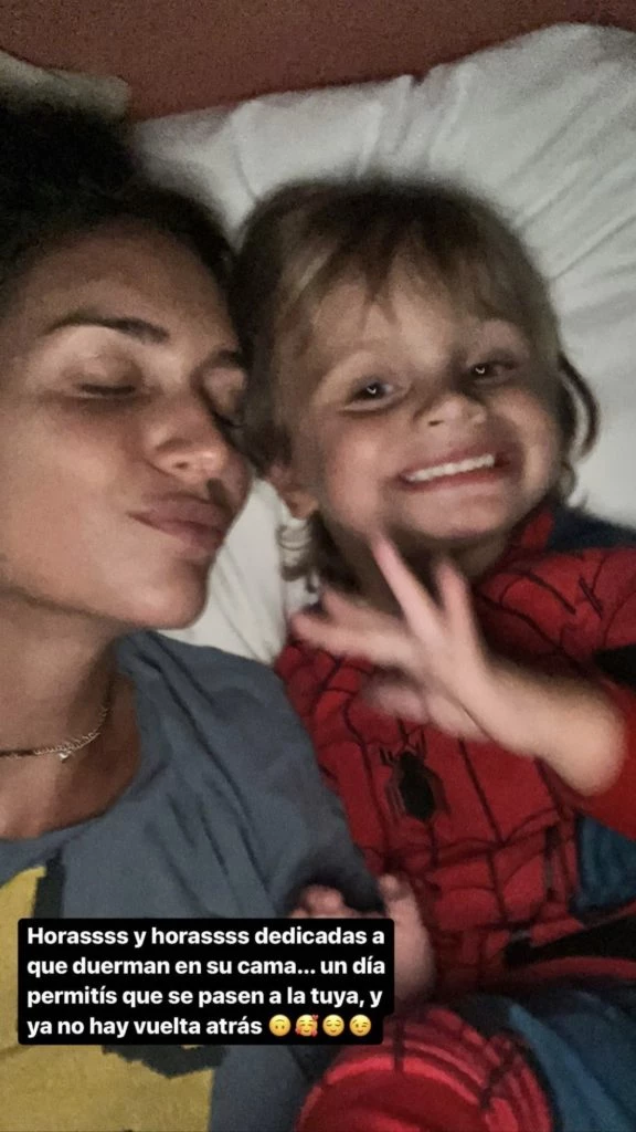 Zaira y Viggo la madrugada del viernes sin dormir. Foto: Instagram.