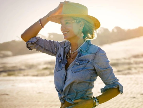 El look 'gaucho boho' de Dolores Barreiro que armó con un poncho batik