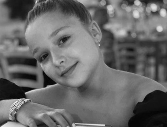 El toque informal que Harper Beckham sumó a su vestido de fiesta