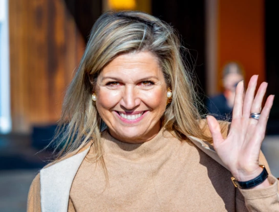 Máxima siempre elegante: recurrió a uno de sus trucos de estilismo más ganadores